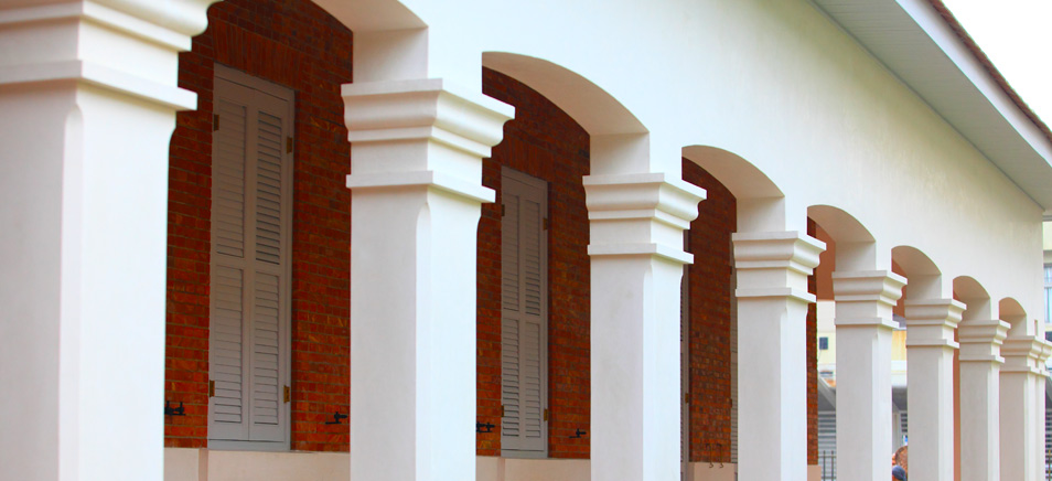 英國領事館之主要特徵在拱廊，正立面迴廊入口及轉角柱採併柱，餘則為單柱。柱式形式簡潔，僅收以兩重外凸線腳